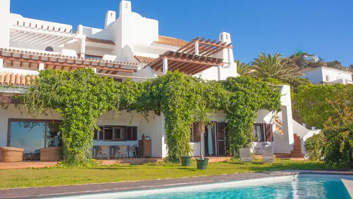 Villa de 4 dormitorios en primera línea. Mascota - Imagen 2