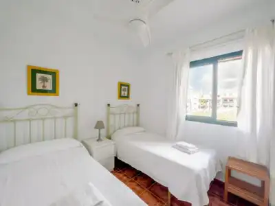 Apartamento de dos dormitorios con terraza y vistas al mar
