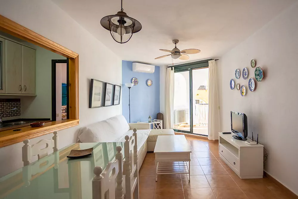 Apartamento de 1 dormitorio con terraza y vistas al mar. Salida directa a la playa