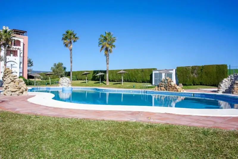 Apartamentos vacaciones piscina (2)