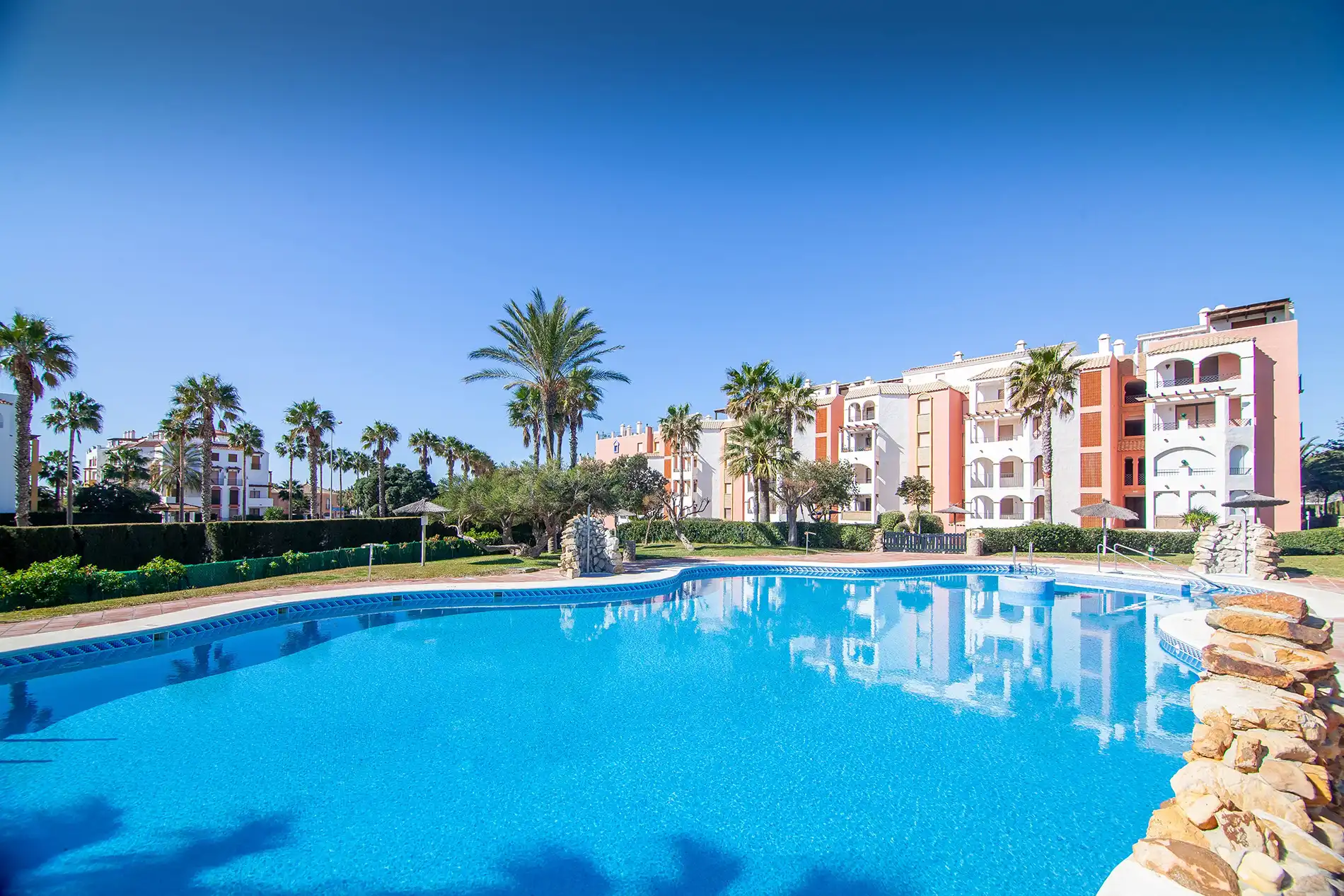 Apartamentos vacaciones piscina