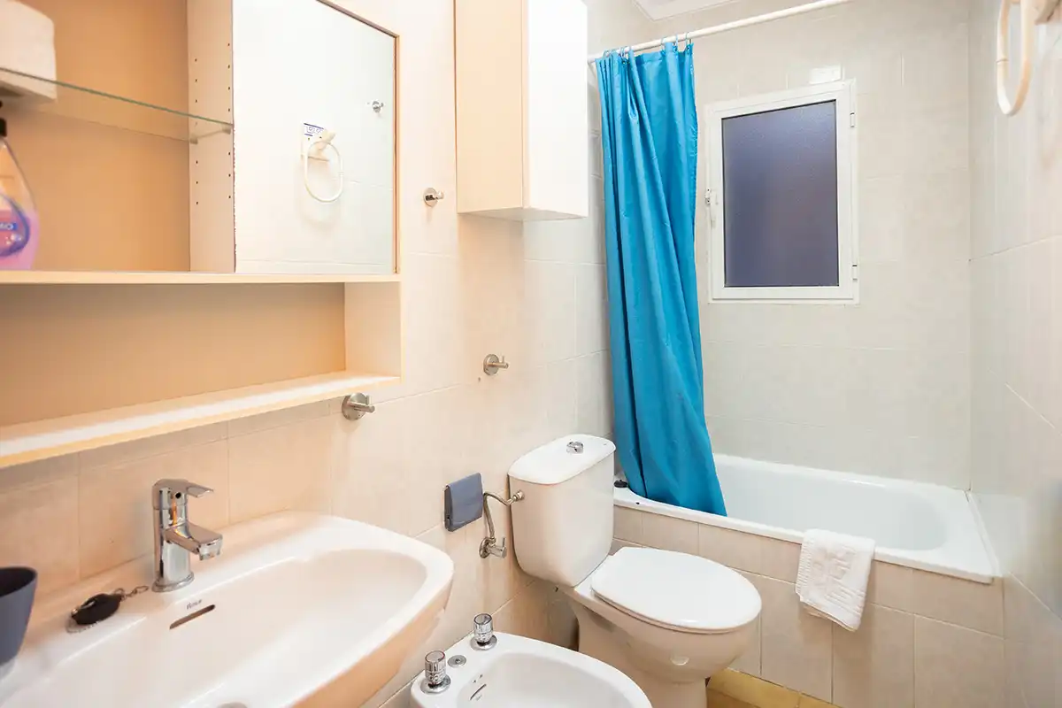 Apartamento de dos dormitorios con terraza en el centro de Zahara