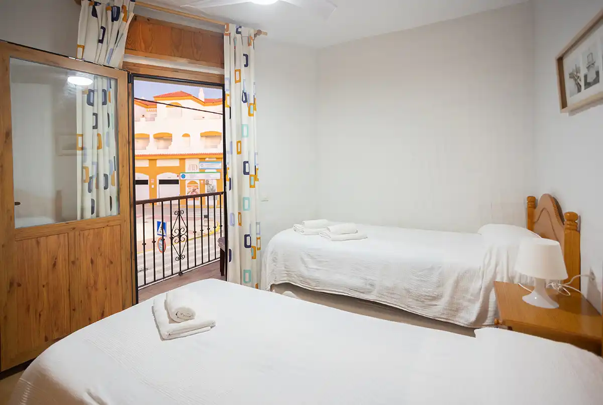 Apartamento de dos dormitorios con terraza en el centro de Zahara