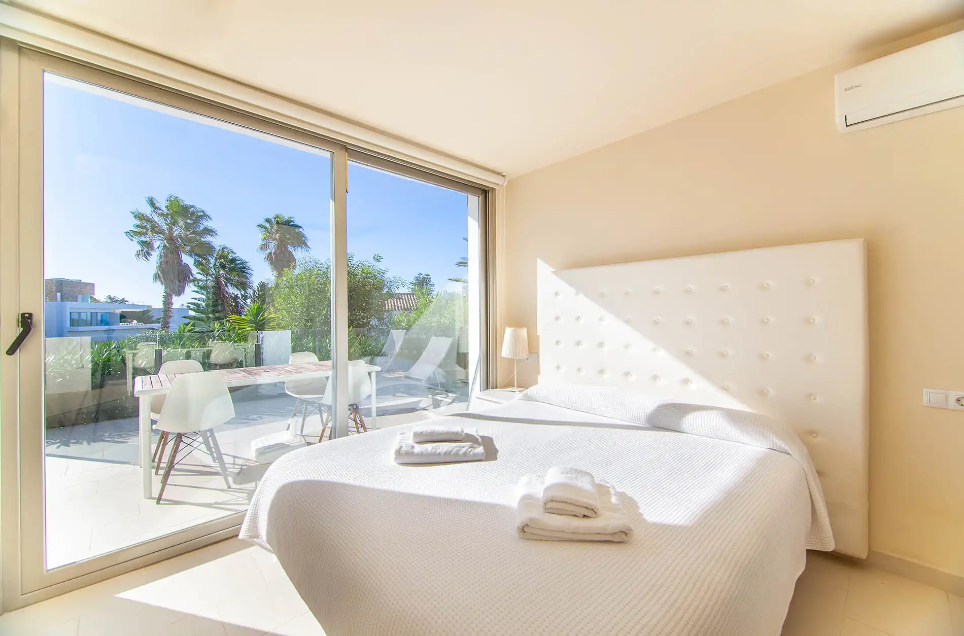 Apartamento de dos dormitorios con porche y vistas a la piscina