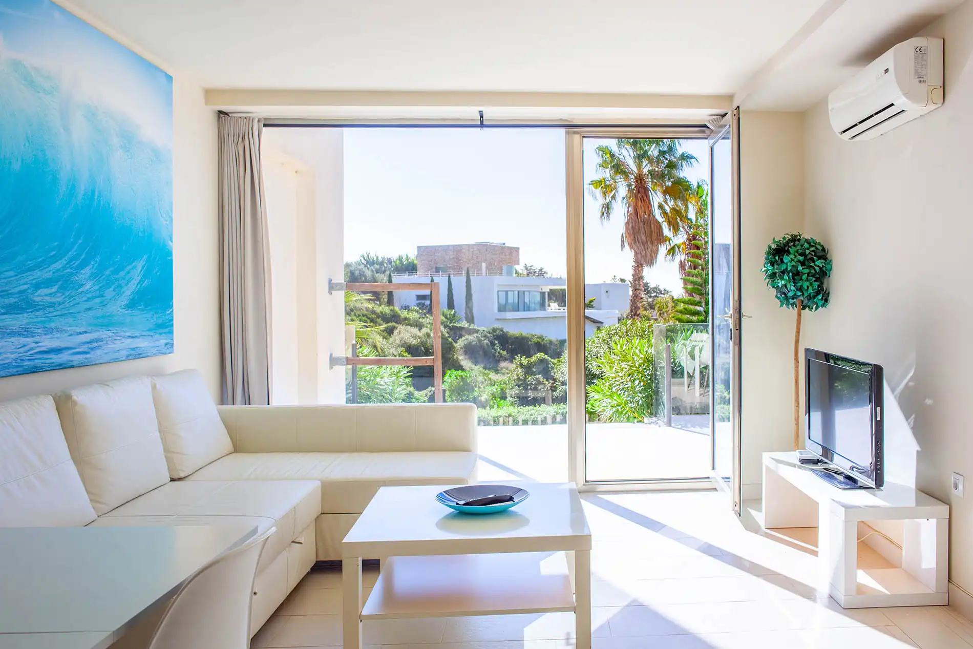 Apartamento de dos dormitorios con porche y vistas a la piscina