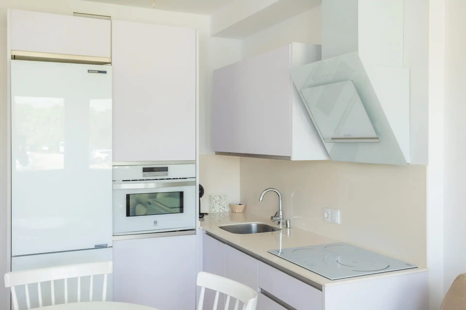 Apartamento en el centro de Zahara de los Atunes - cocina completa