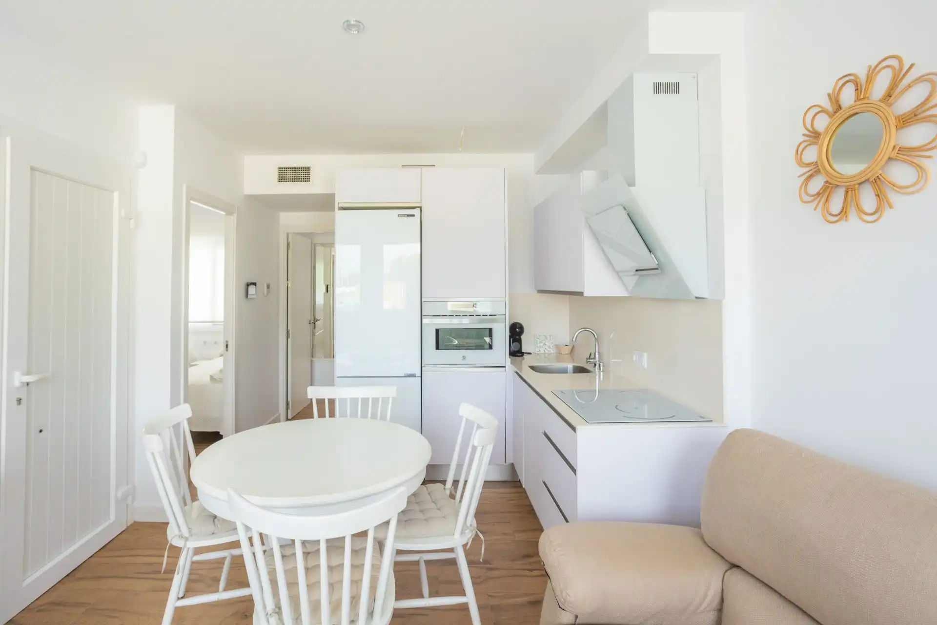 Apartamento en el centro de Zahara de los Atunes - cocina completa