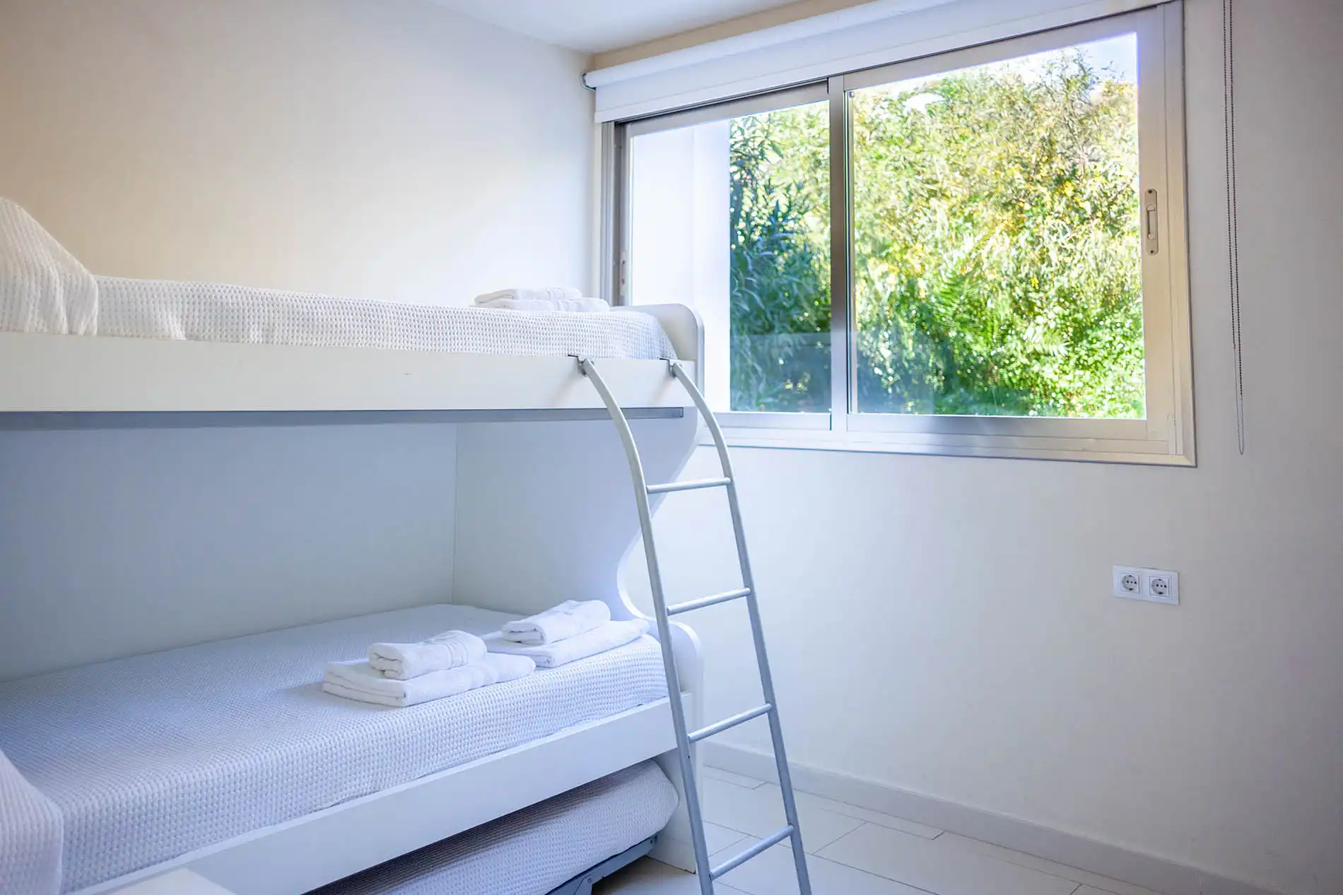 Apartamento de dos dormitorios con porche y vistas al mar