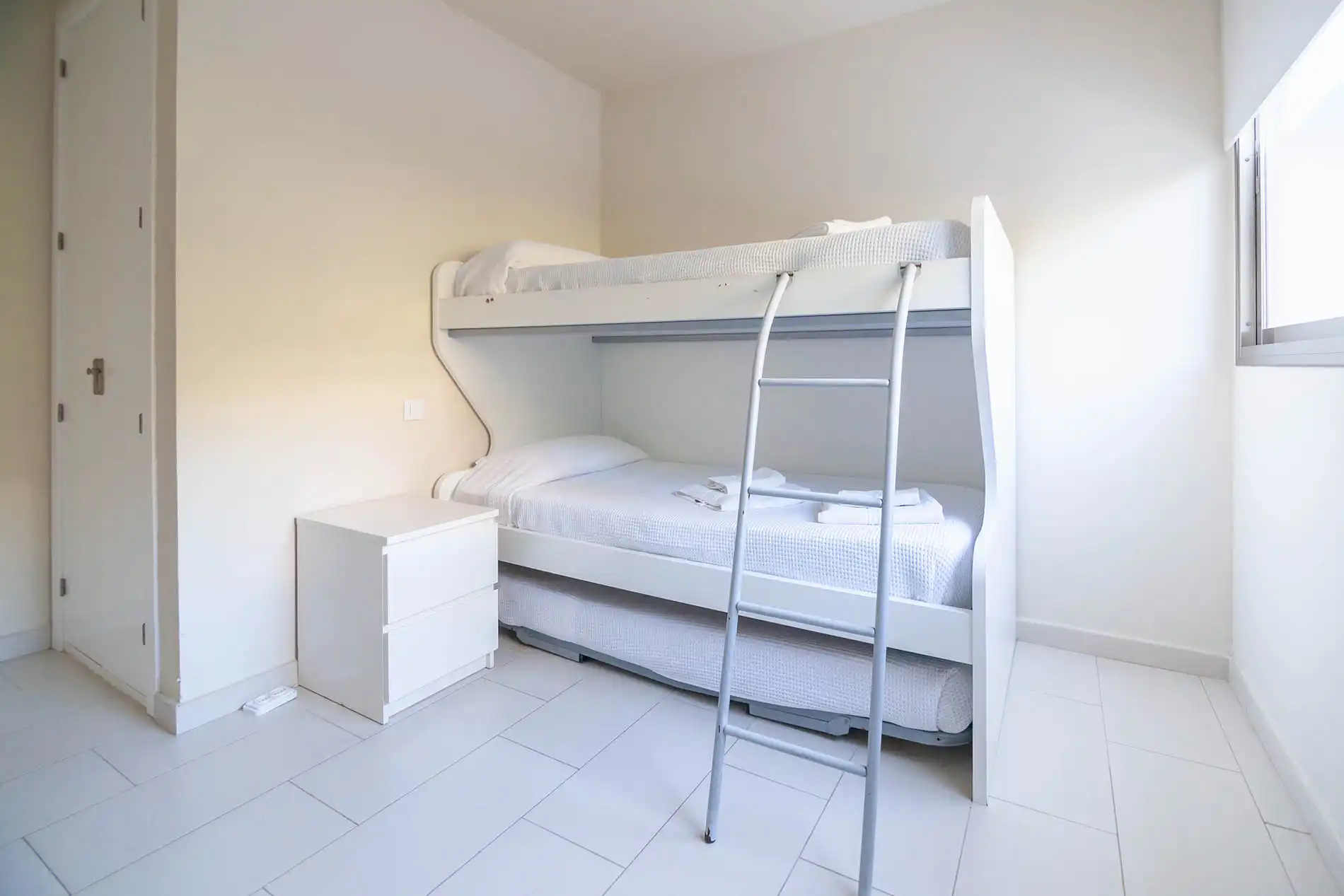 Apartamento de dos dormitorios con porche y vistas al mar