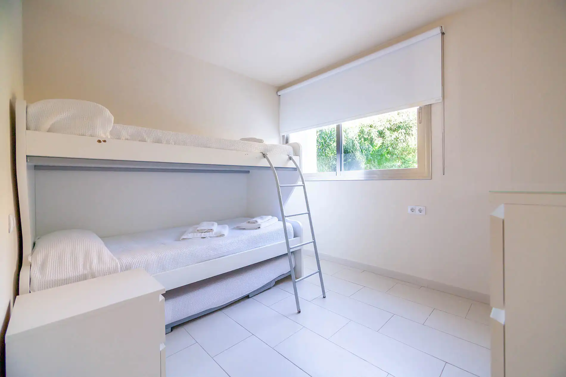 Apartamento de dos dormitorios con porche y vistas al mar