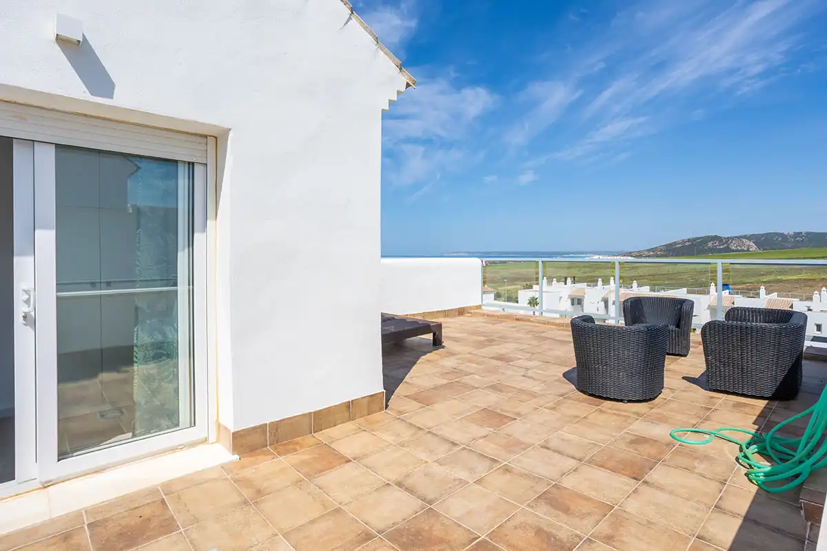 ATLANTERRA PONIENTE. Ático de tres dormitorios con salón completo y terraza solarium 25 ático con terraza