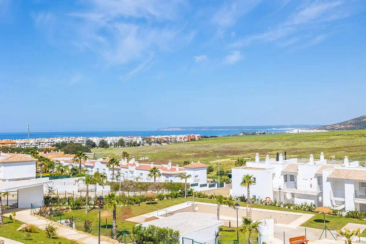 ATLANTERRA PONIENTE. Ático de tres dormitorios con salón completo y terraza solarium 29 ático con terraza y vistas al mar